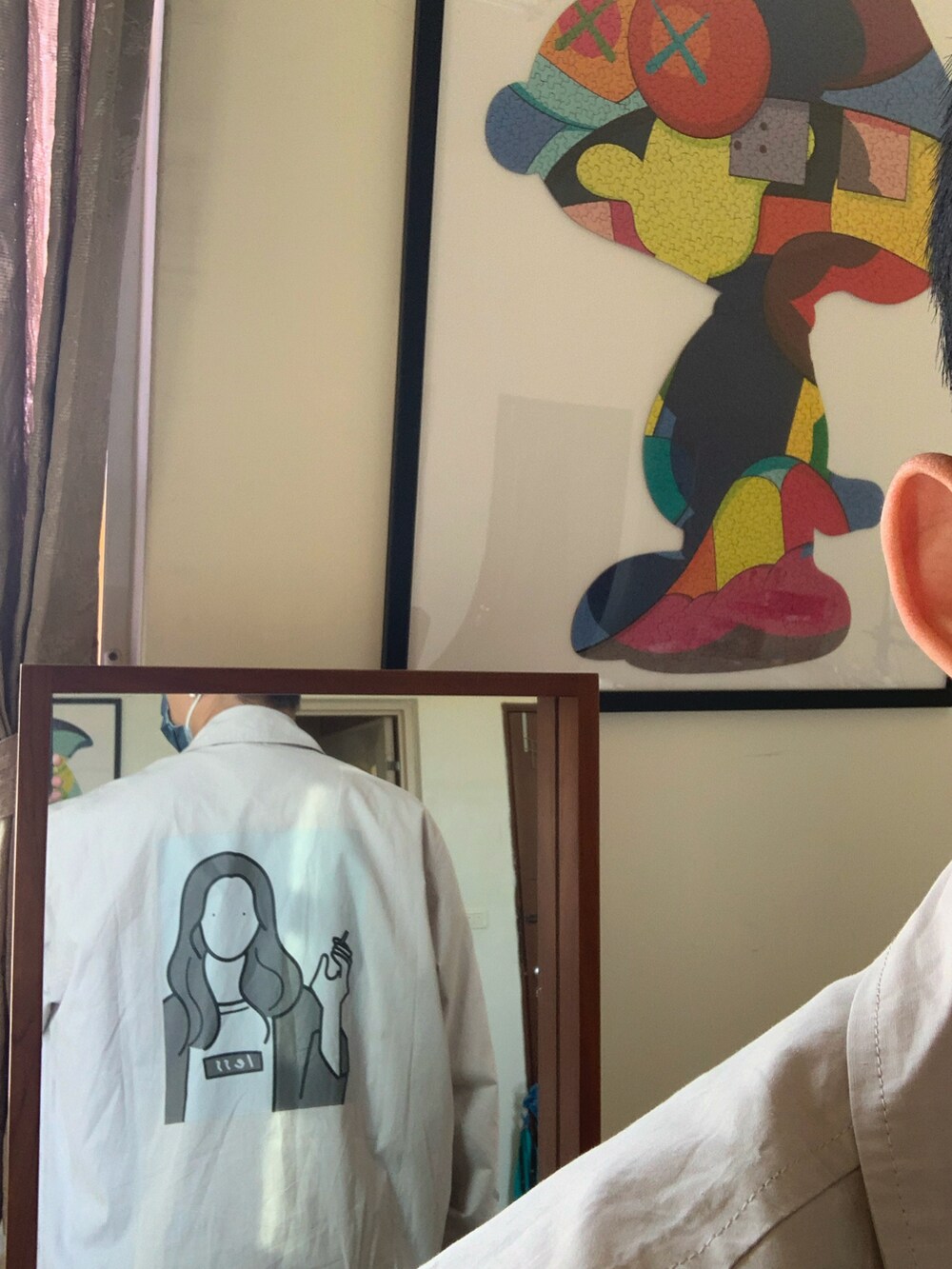 ブルー系のデニムパンツ、ホワイト系のスニーカー、グレー系のジャケット/アウターを着用したメンズの冬コーディネートの2枚目の写真