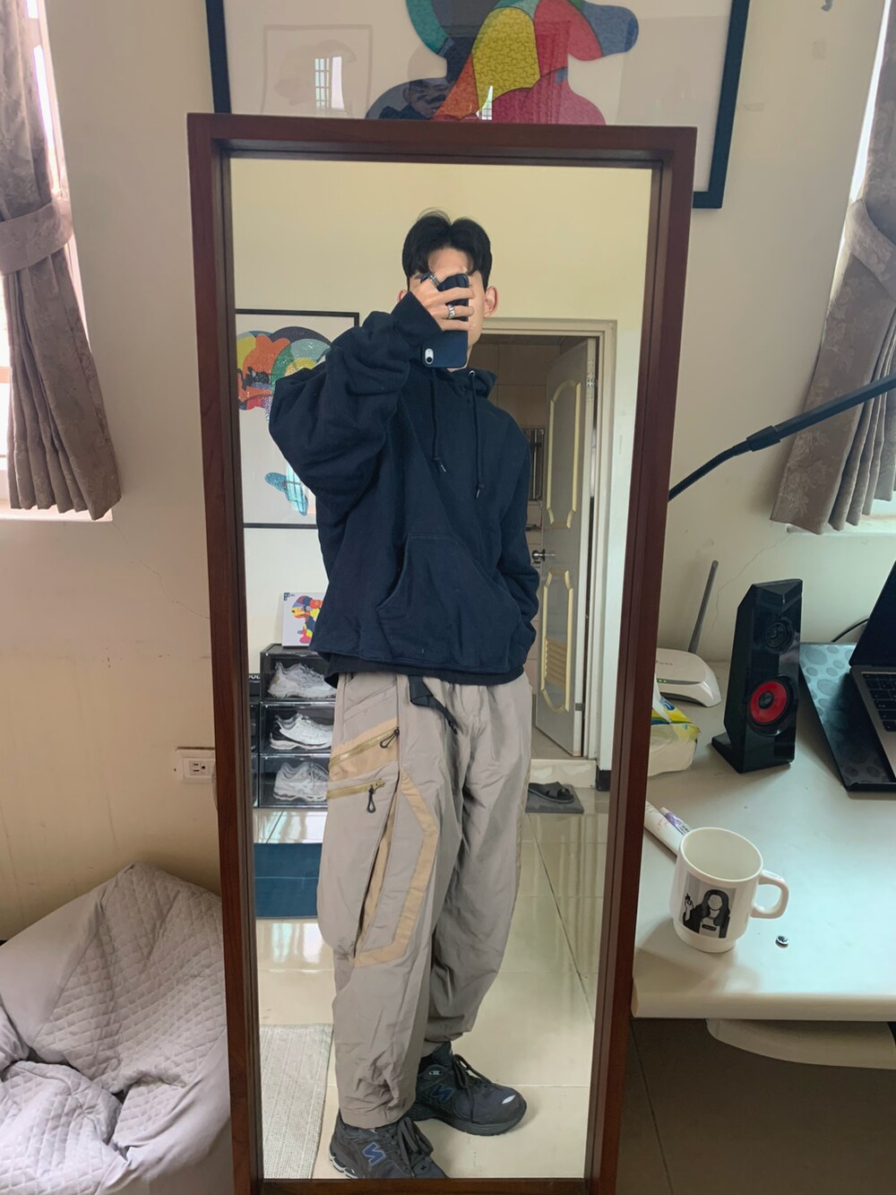 ブルー系のパーカー、ベージュ系のバックパック/リュック、ブラック系のTシャツ/カットソーを着用したメンズの冬コーディネートの3枚目の写真