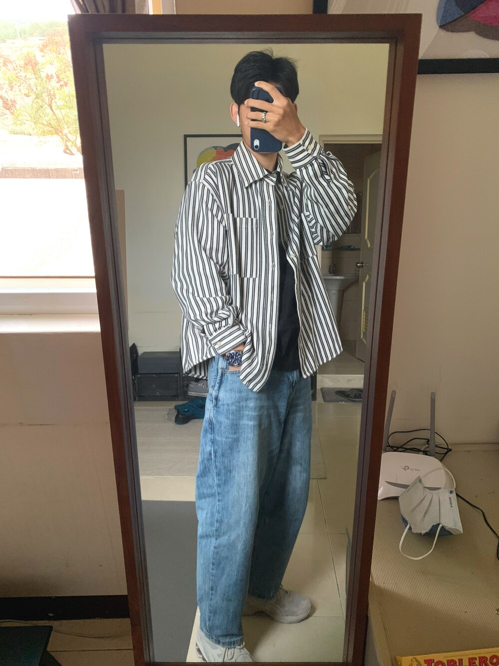 グリーン系のジャケット/アウター、その他のシャツ/ブラウス、ブラック系のTシャツ/カットソーを着用したメンズの冬コーディネートの2枚目の写真