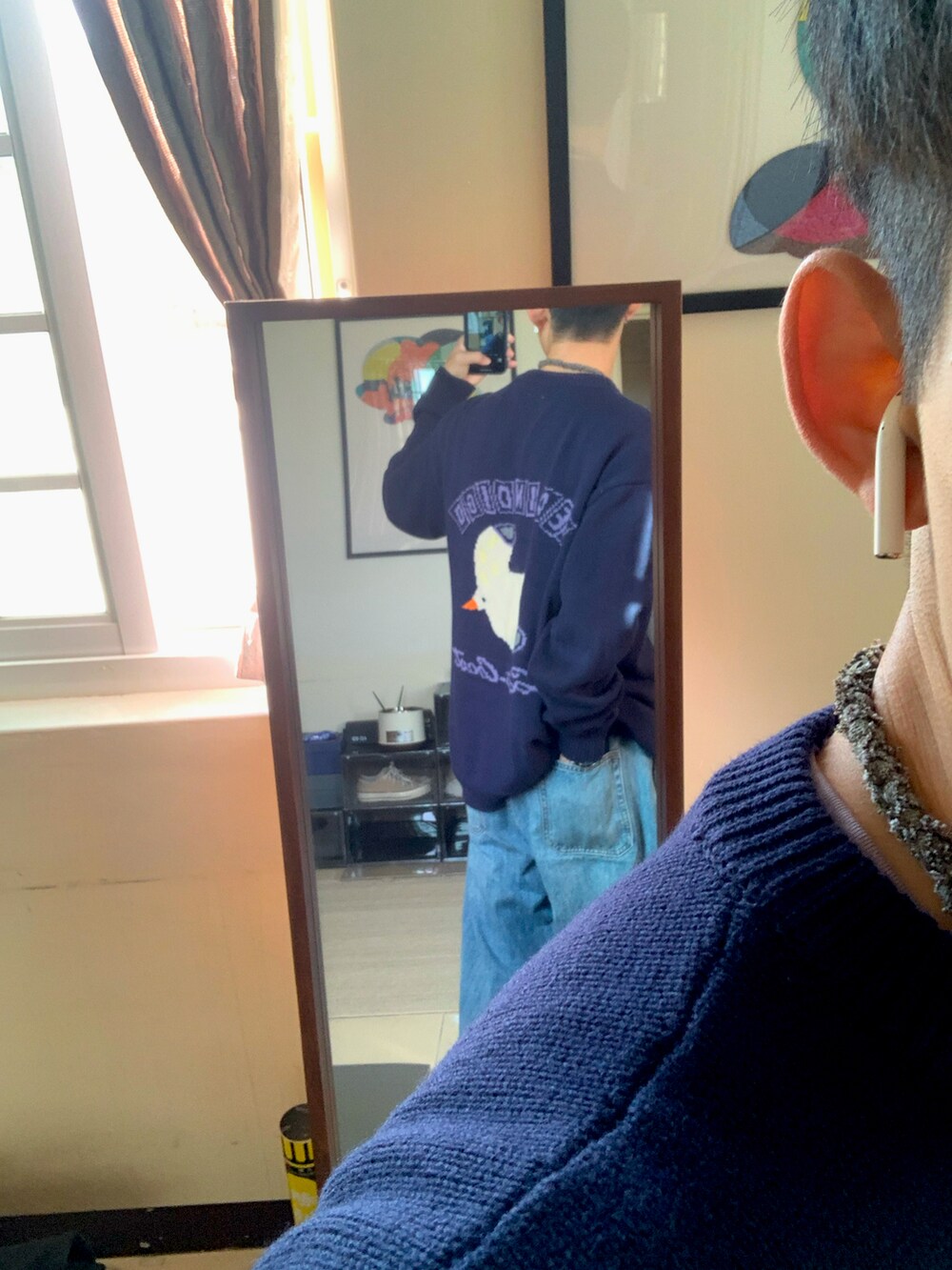 ブルー系のニット/セーター、ブルー系のデニムパンツ、グリーン系のスニーカーを着用したメンズの冬コーディネートの2枚目の写真