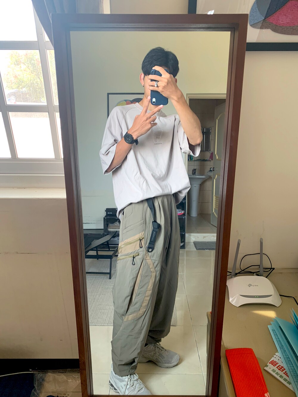 ベージュ系のその他パンツ、ベージュ系のTシャツ/カットソー、ブラック系のバックパック/リュックを着用したメンズの秋コーディネートの3枚目の写真