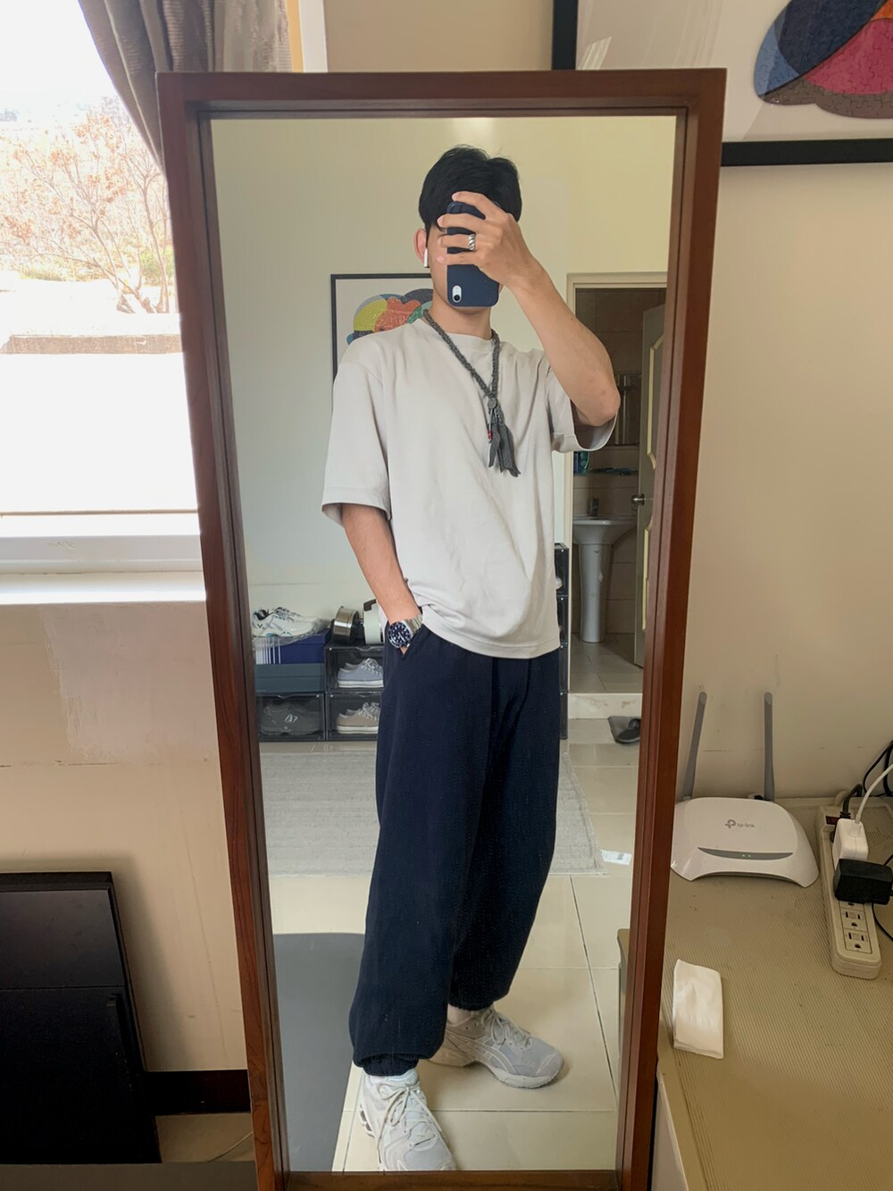 グレー系のジャケット/アウター、ベージュ系のTシャツ/カットソー、ブラック系のスウェットパンツを着用したメンズの春コーディネートの2枚目の写真