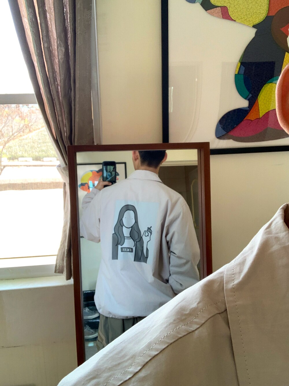 ベージュ系のその他パンツ、グレー系のスニーカー、グレー系のジャケット/アウターを着用したメンズの冬コーディネートの2枚目の写真