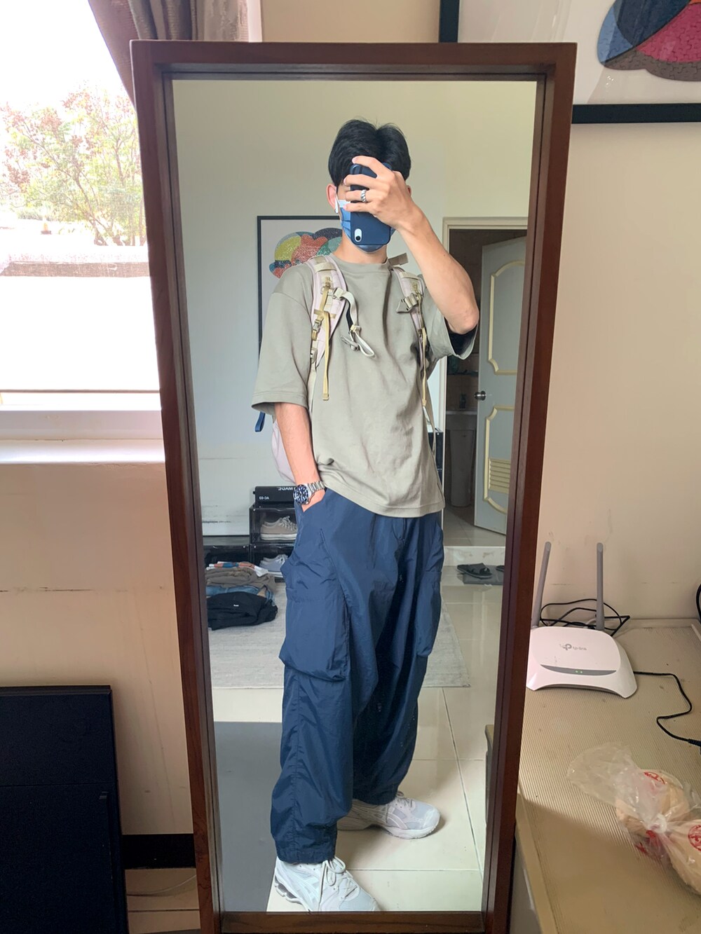 グリーン系のジャケット/アウター、ブルー系のチノパンツ、グレー系のスニーカーを着用したメンズの秋コーディネートの2枚目の写真