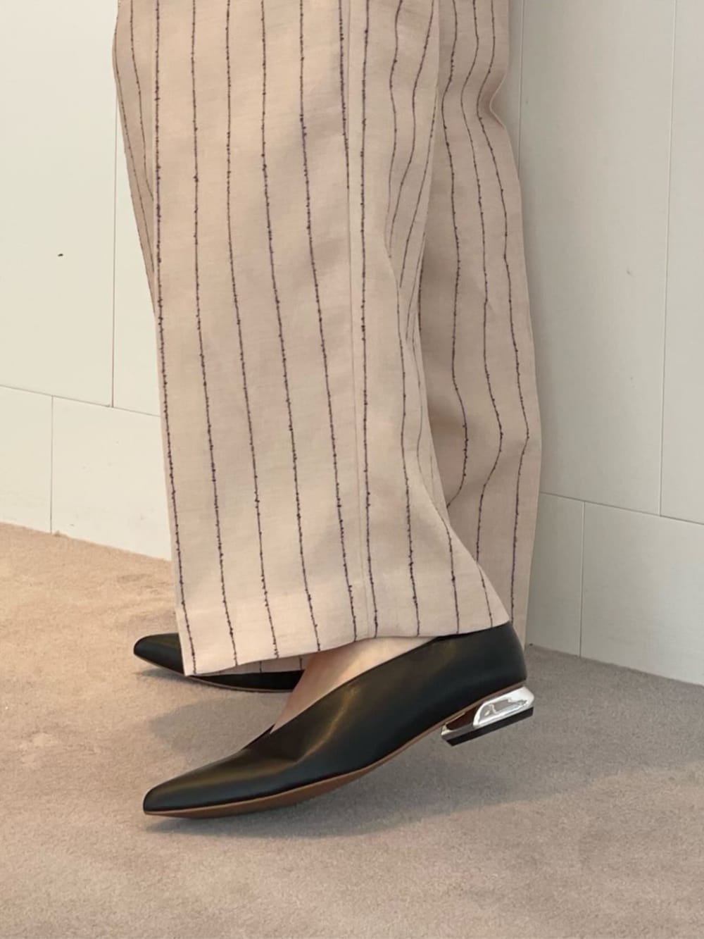 「TOMORROWLAND、トゥモローランド、caban、MACPHEE、LEFIJE、young&olsen、YOUNG & OLSEN The DRYGOODS STORE、PHILIPPE AUDIBERT、L'unique、別注、カーディガン、ライトブルー、サックスブルー、ストライプパンツ」|「PHILIPPE AUDIBERTの【別注】PHILIPPE AUDIBERT MARA ゴールドネックレス(ネックレス、ゴールド系)」を使った、Sato_TOMORROWLANDさん(レディース・162cm)の春コーディネートの5枚目の写真