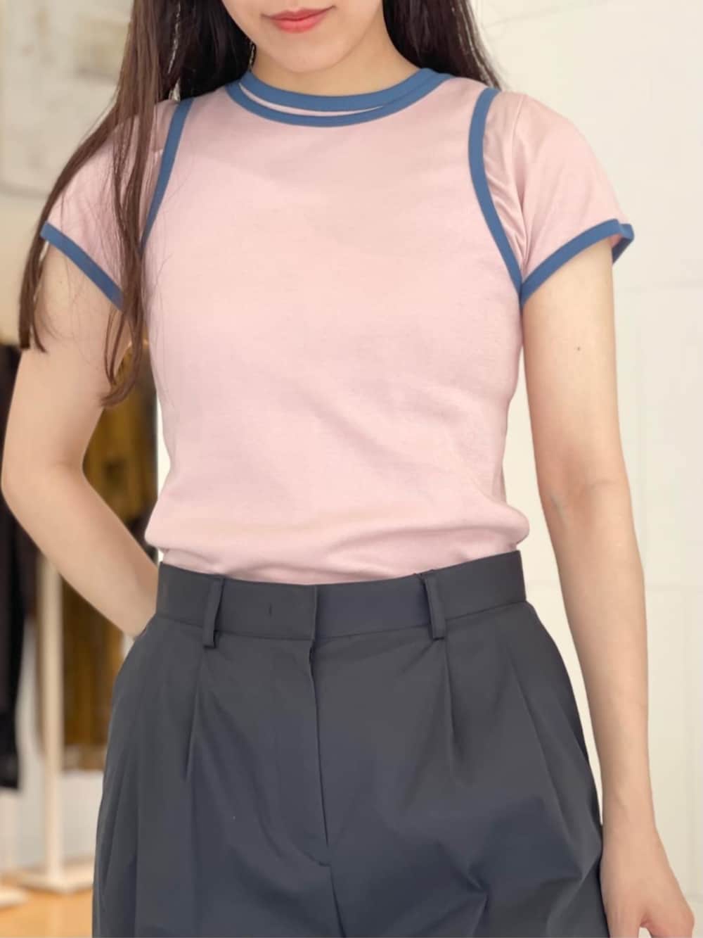 「TOMORROWLAND、トゥモローランド、MACPHEE、DES PRÉS、les basiques、リンガーTシャツ、トリムTシャツ、ピンク、レイヤードスタイル、ワイドパンツ、タックパンツ、ビジューサンダル」｜「TOMORROWLAND のles basiques ソフトレザー2-wayトートバッグ（トートバッグ、シルバー系）」を使った、Sato_TOMORROWLANDさん（レディース・162cm）の夏コーディネートの2枚目の写真