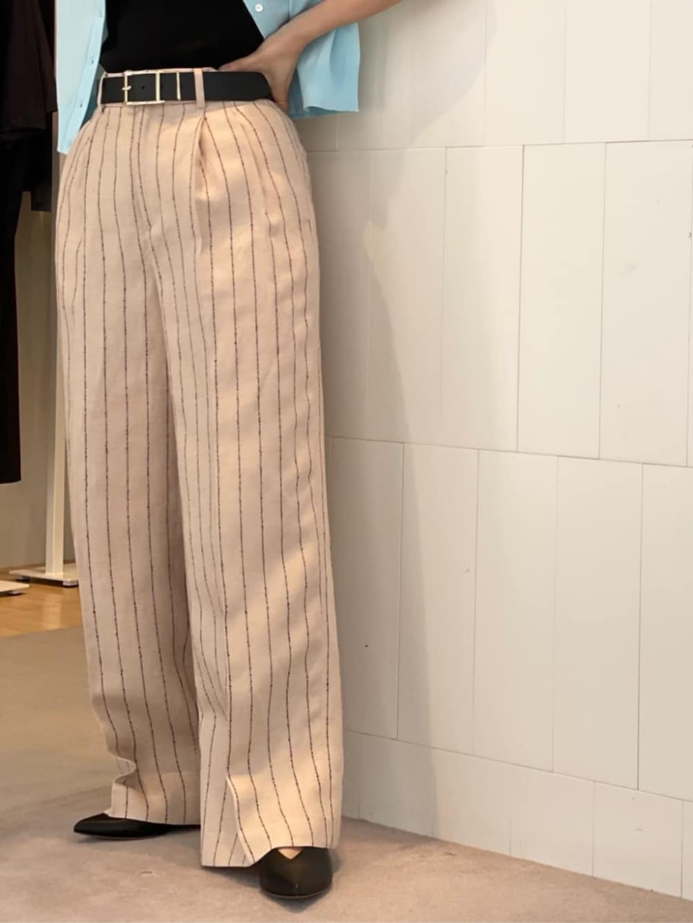 「TOMORROWLAND、トゥモローランド、caban、MACPHEE、LEFIJE、young&olsen、YOUNG & OLSEN The DRYGOODS STORE、PHILIPPE AUDIBERT、L'unique、別注、カーディガン、ライトブルー、サックスブルー、ストライプパンツ」|「PHILIPPE AUDIBERTの【別注】PHILIPPE AUDIBERT MARA ゴールドネックレス(ネックレス、ゴールド系)」を使った、Sato_TOMORROWLANDさん(レディース・162cm)の春コーディネートの4枚目の写真