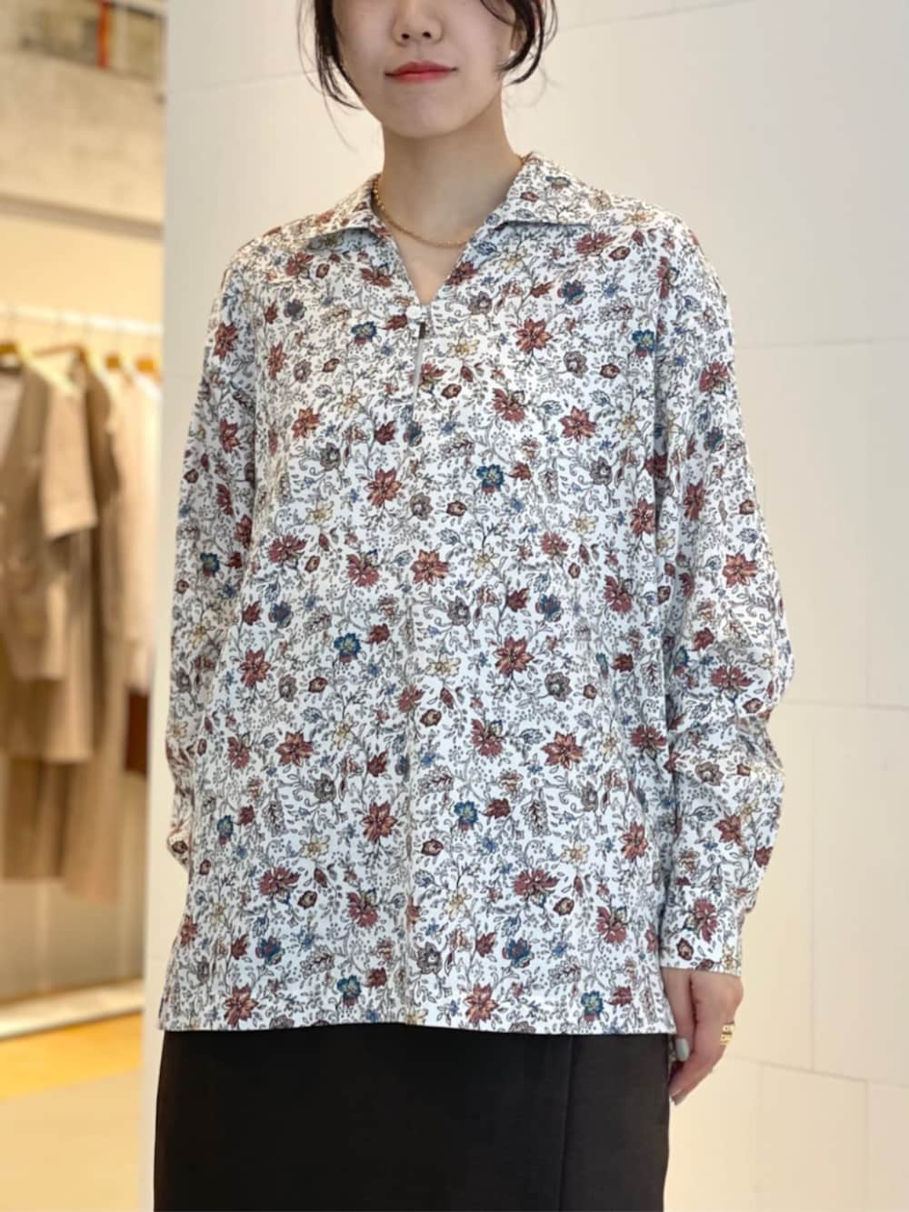 「TOMORROWLAND、トゥモローランド、MACPHEE、LORISTELLA、PHILIPPE AUDIBERT、別注、柄シャツ、フラワープリント、プルオーバーシャツ、ラミースカート、マキシスカート、ブラウン」｜「PHILIPPE AUDIBERTの【別注】PHILIPPE AUDIBERT ゴールドチェーンネックレス（ネックレス、ゴールド系）」を使った、Sato_TOMORROWLANDさん（レディース・162cm）の夏コーディネートの2枚目の写真