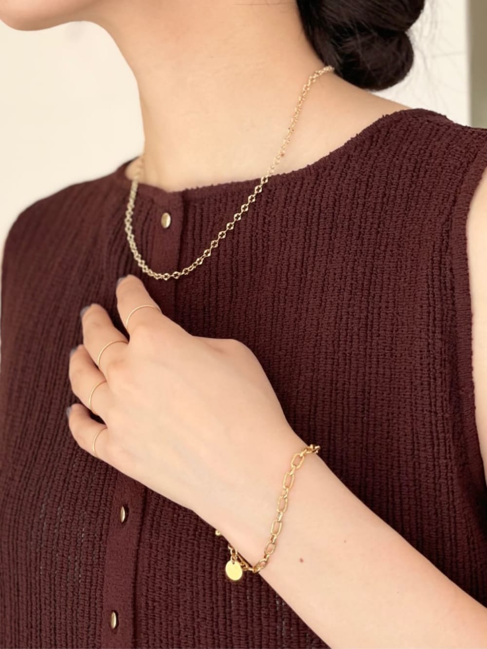 ブラウン系のニット/セーター、ブルー系のデニムパンツ、ブラウン系のパンプスを着用したレディースの夏コーディネートの4枚目の写真