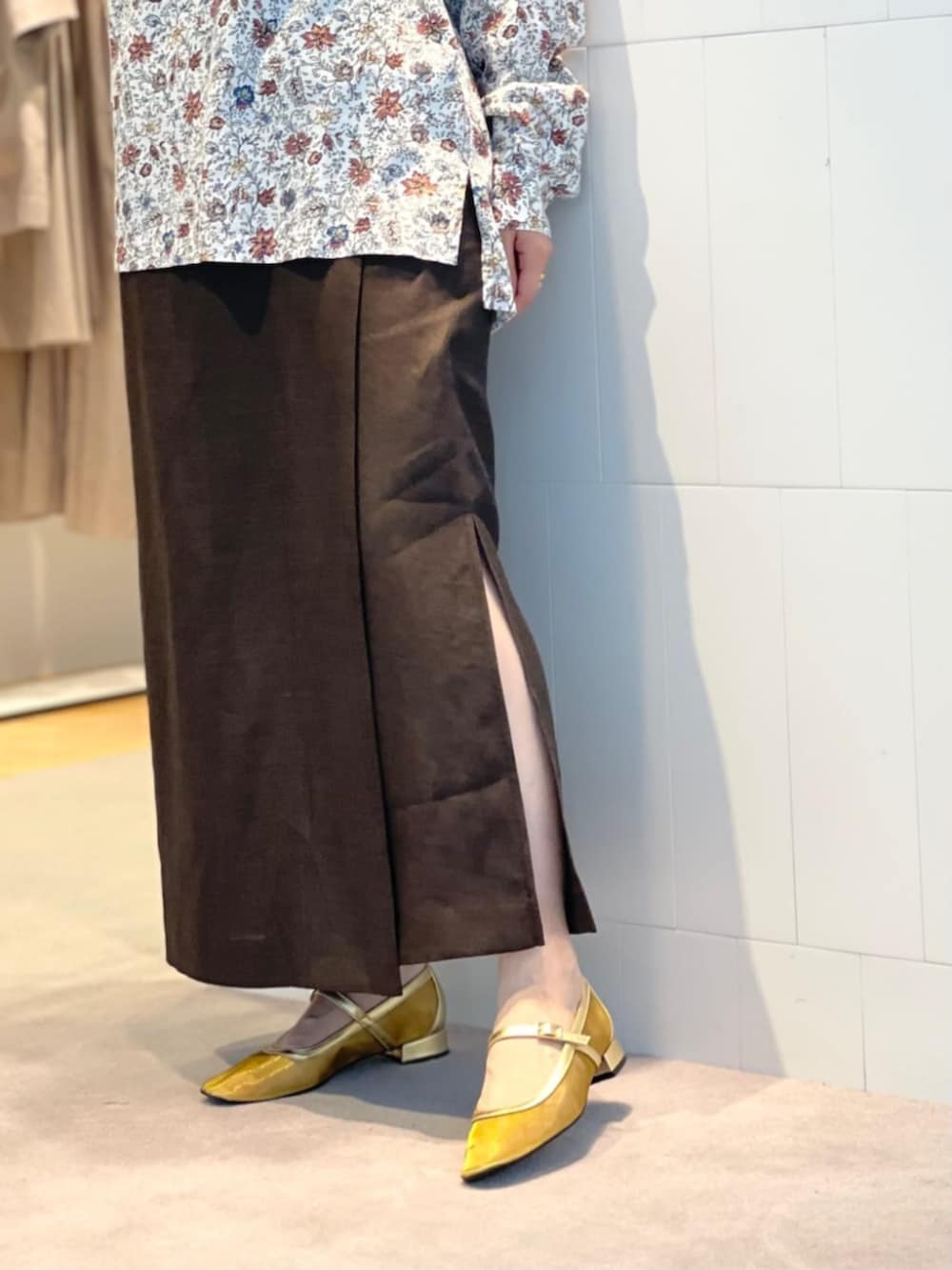 「TOMORROWLAND、トゥモローランド、MACPHEE、LORISTELLA、PHILIPPE AUDIBERT、別注、柄シャツ、フラワープリント、プルオーバーシャツ、ラミースカート、マキシスカート、ブラウン」｜「PHILIPPE AUDIBERTの【別注】PHILIPPE AUDIBERT ゴールドチェーンネックレス（ネックレス、ゴールド系）」を使った、Sato_TOMORROWLANDさん（レディース・162cm）の夏コーディネートの5枚目の写真