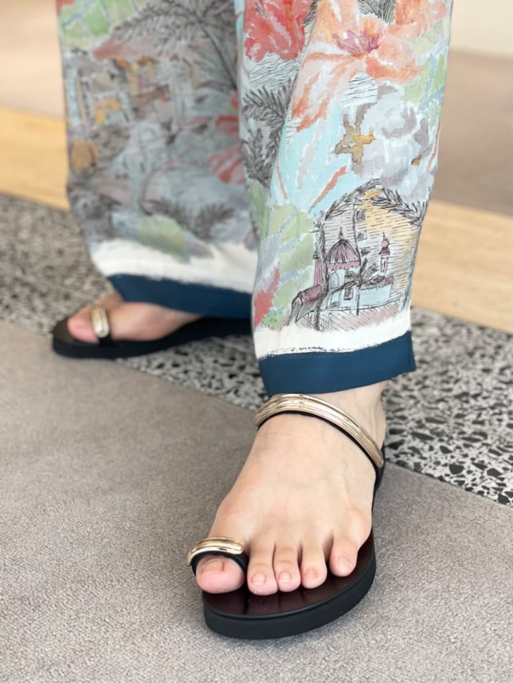 「TOMORROWLAND、トゥモローランド、MACPHEE、GALERIE VIE、Dragon、dragon diffusion、LAOCOONTE、別注、柄パンツ、大人カジュアル、リラックススタイル」｜「Dragon DiffusionのDragon Diffusion GRACE バスケット スモール バッグ（ハンドバッグ、ブラック系）」を使った、Sato_TOMORROWLANDさん（レディース・162cm）の夏コーディネートの5枚目の写真