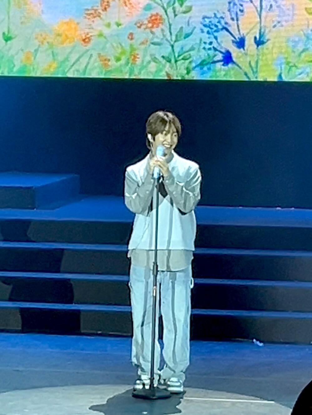 その他のTシャツ/カットソー、ブルー系のデニムジャケット、ブルー系のデニムスカートを着用したレディースの秋コーディネートの2枚目の写真