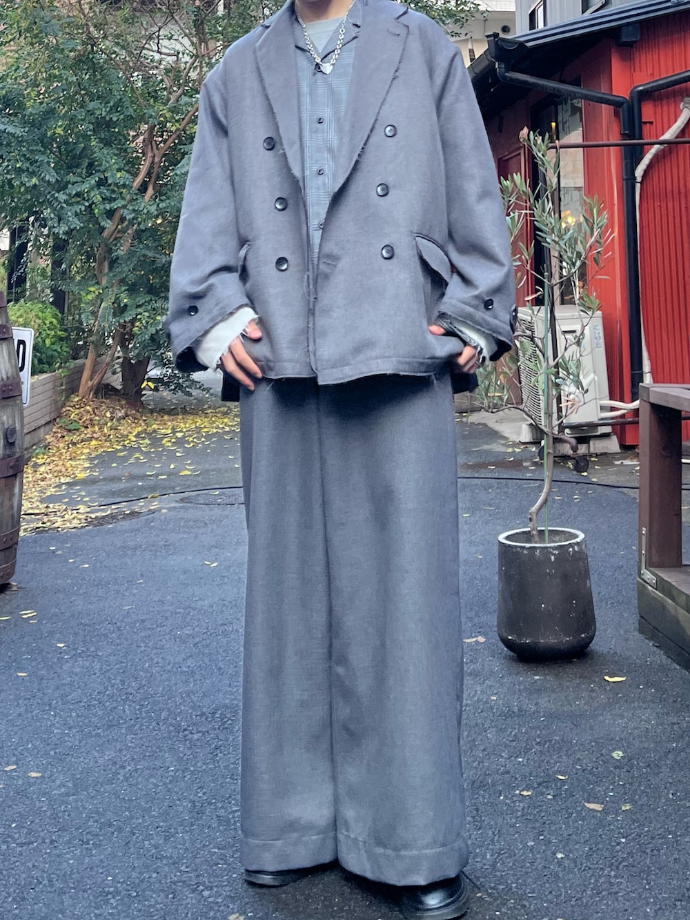 グレー系のその他パンツ、グレー系のテーラードジャケット、ブラック系のドレスシューズを着用したメンズの冬コーディネートの2枚目の写真