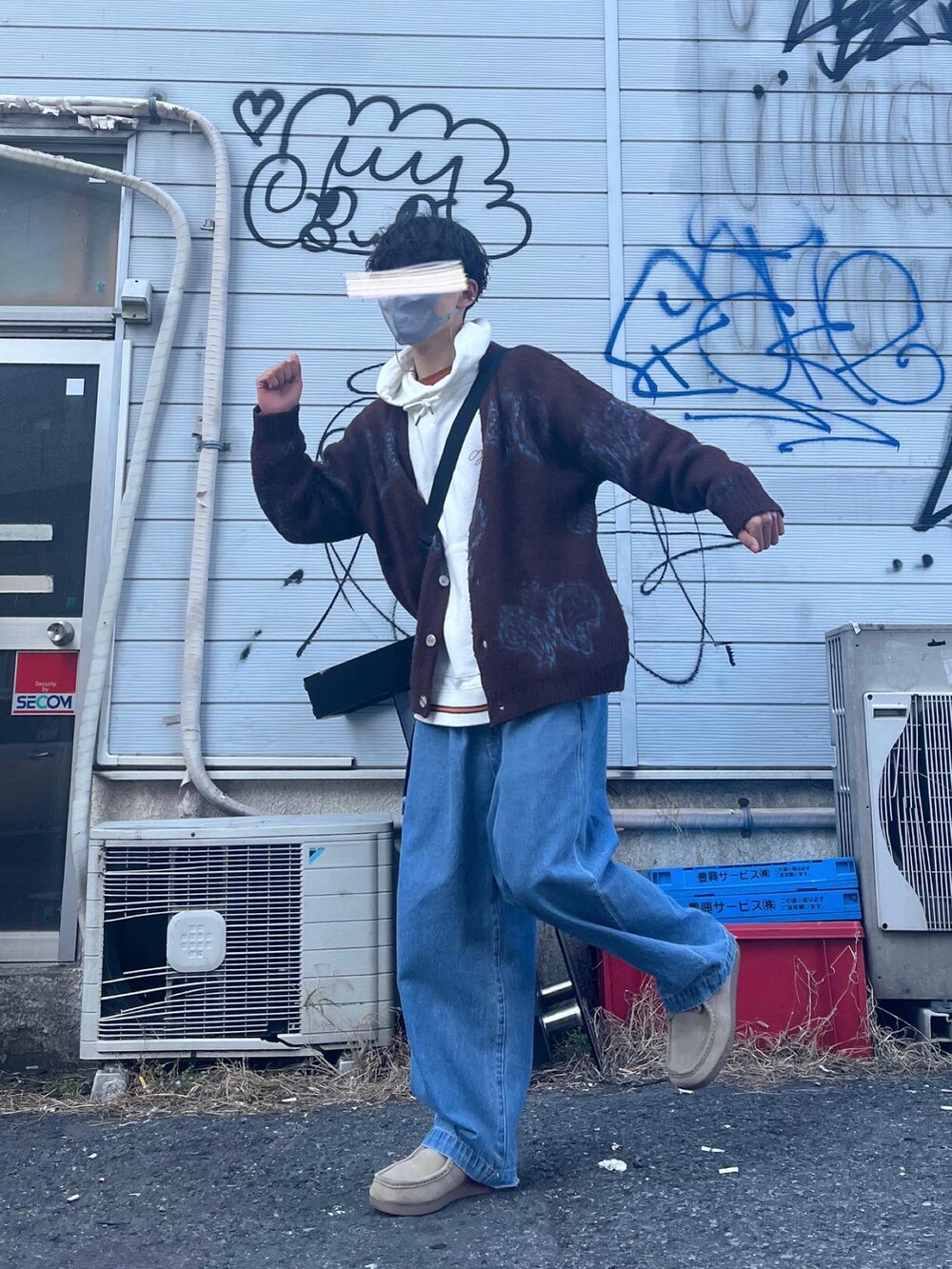 ブラウン系のカーディガン/ボレロ、ホワイト系のパーカー、ブルー系のデニムパンツを着用したメンズの春コーディネートの3枚目の写真