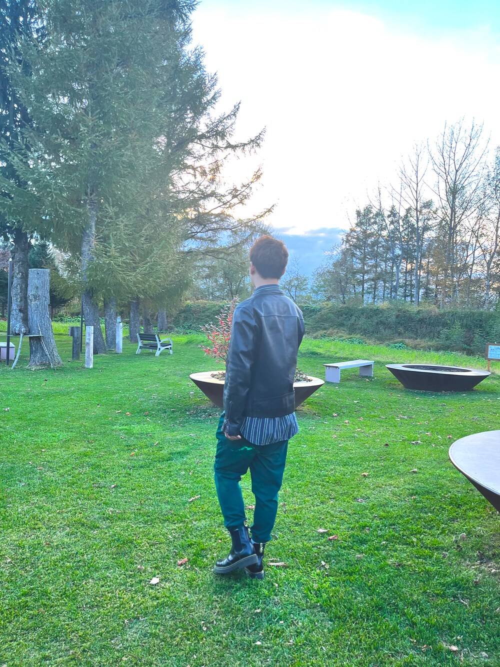 ブラック系のライダースジャケット、ブラック系のブーツを着用したメンズの秋コーディネートの3枚目の写真