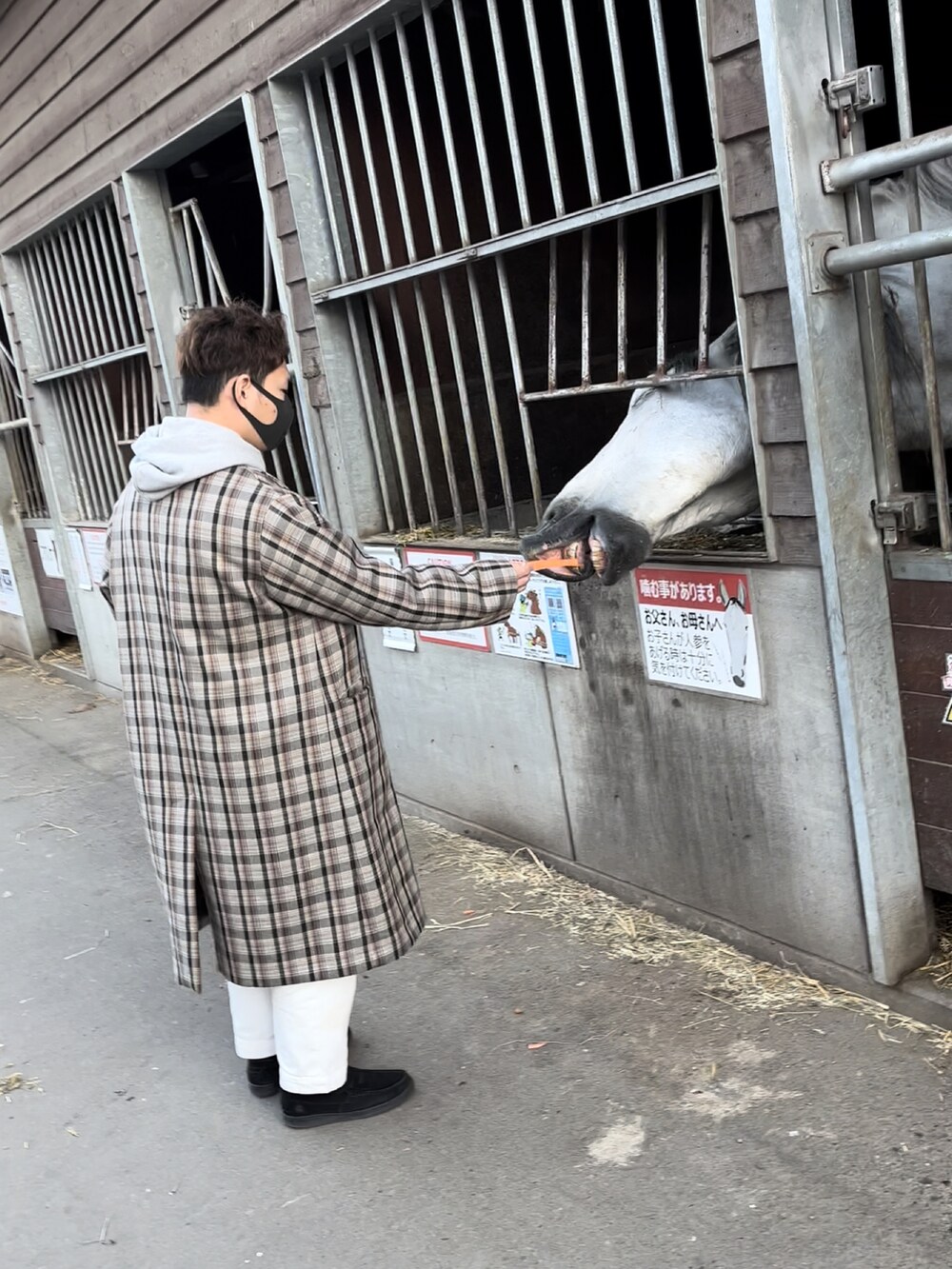 グレー系のパーカー、その他のジャケット/アウター、ホワイト系のパンツを着用したメンズの秋コーディネートの2枚目の写真