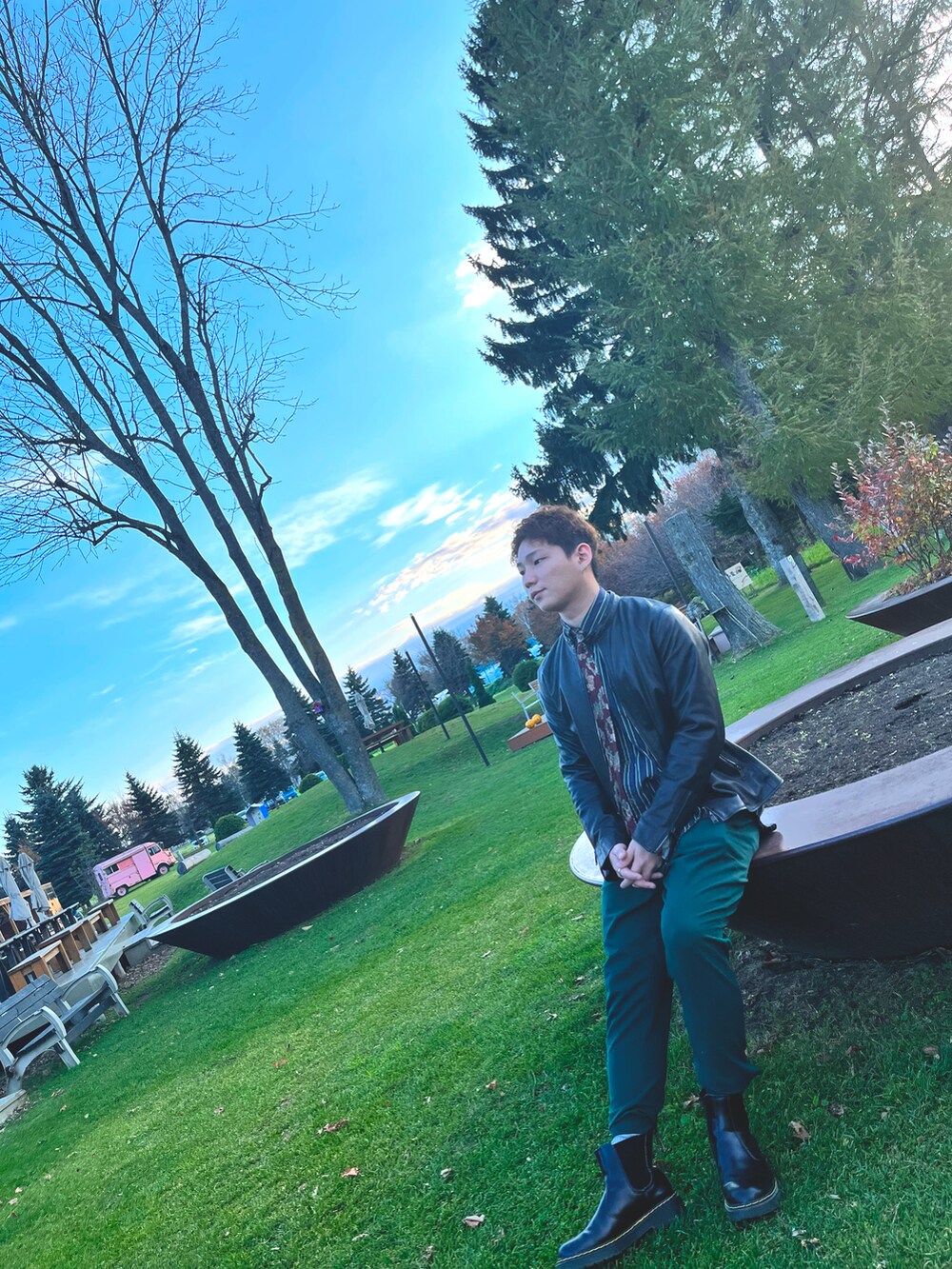 ブラック系のライダースジャケット、ブラック系のブーツを着用したメンズの秋コーディネートの4枚目の写真