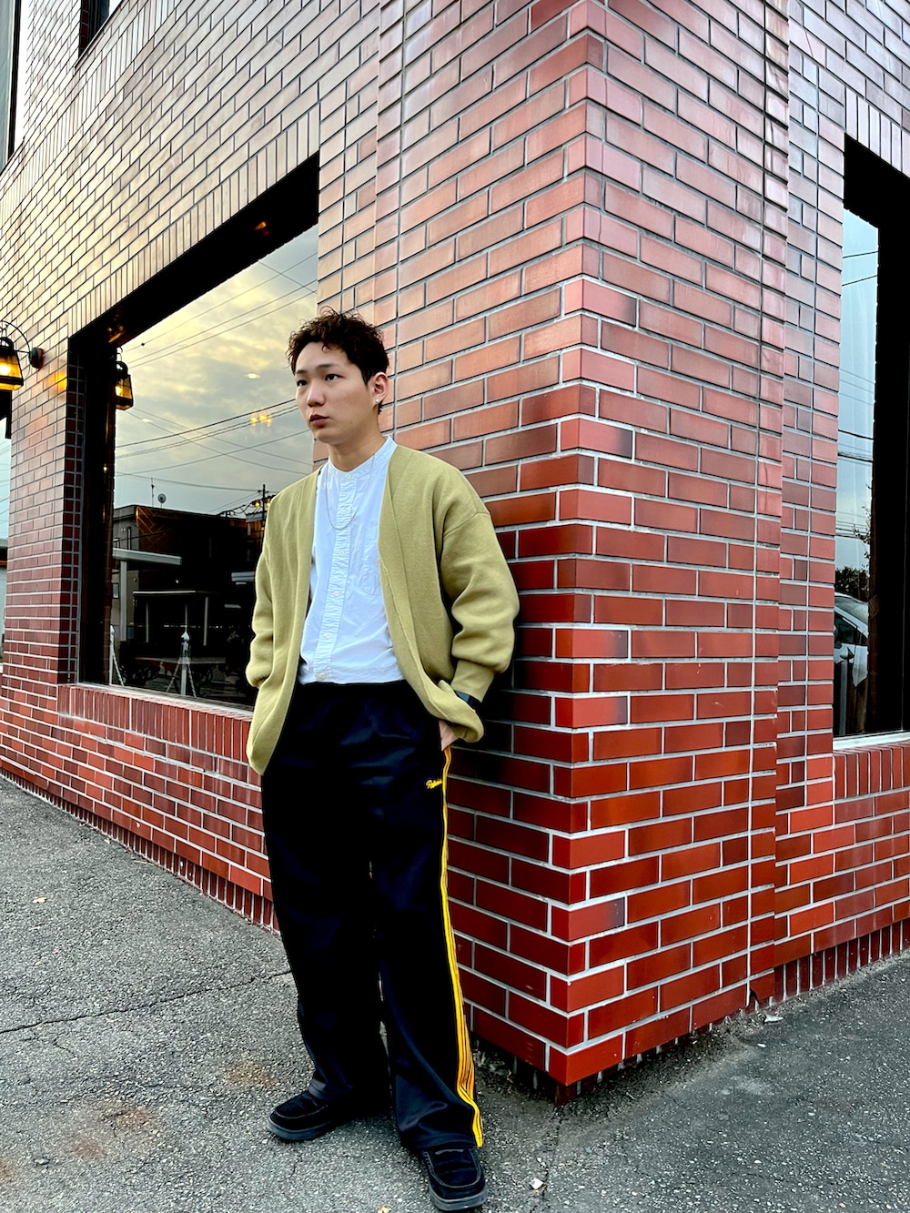 グリーン系のカーディガン/ボレロ、ホワイト系のシャツ/ブラウス、ブラック系のその他パンツを着用したメンズの秋コーディネートの2枚目の写真