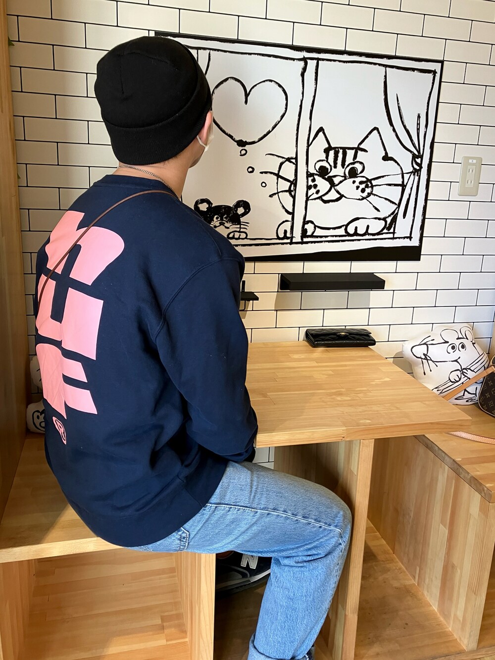 ブルー系のスウェット、ブルー系のデニムパンツ、ブルー系のスニーカーを着用したメンズの秋コーディネートの2枚目の写真