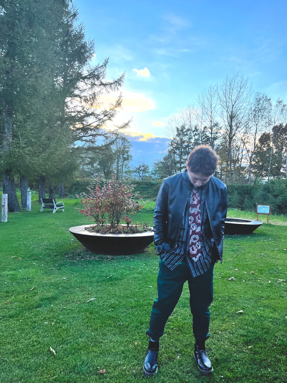 ブラック系のライダースジャケット、ブラック系のブーツを着用したメンズの秋コーディネートの2枚目の写真