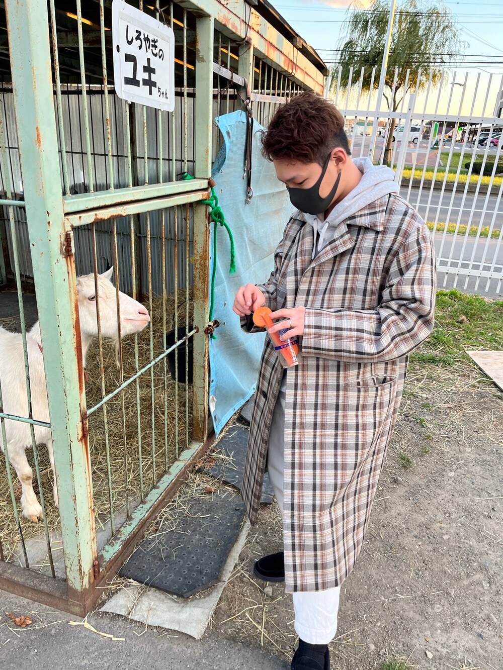 グレー系のパーカー、その他のジャケット/アウター、ホワイト系のパンツを着用したメンズの秋コーディネートの3枚目の写真