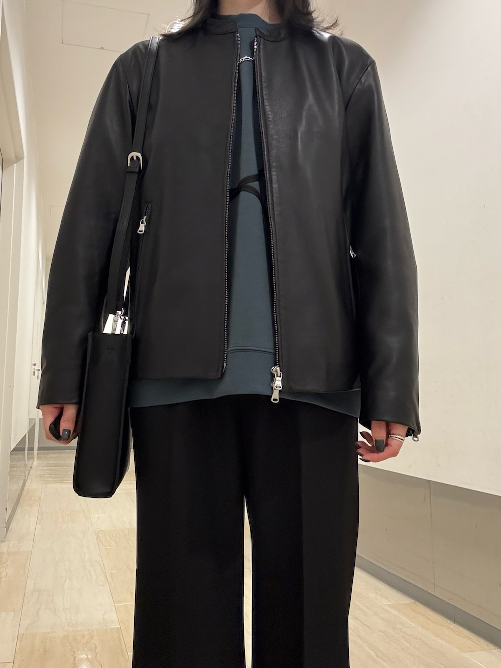 ブラック系のブルゾン、ブラック系のショルダーバッグ、ブラック系のその他パンツを着用したレディースの秋コーディネートの3枚目の写真