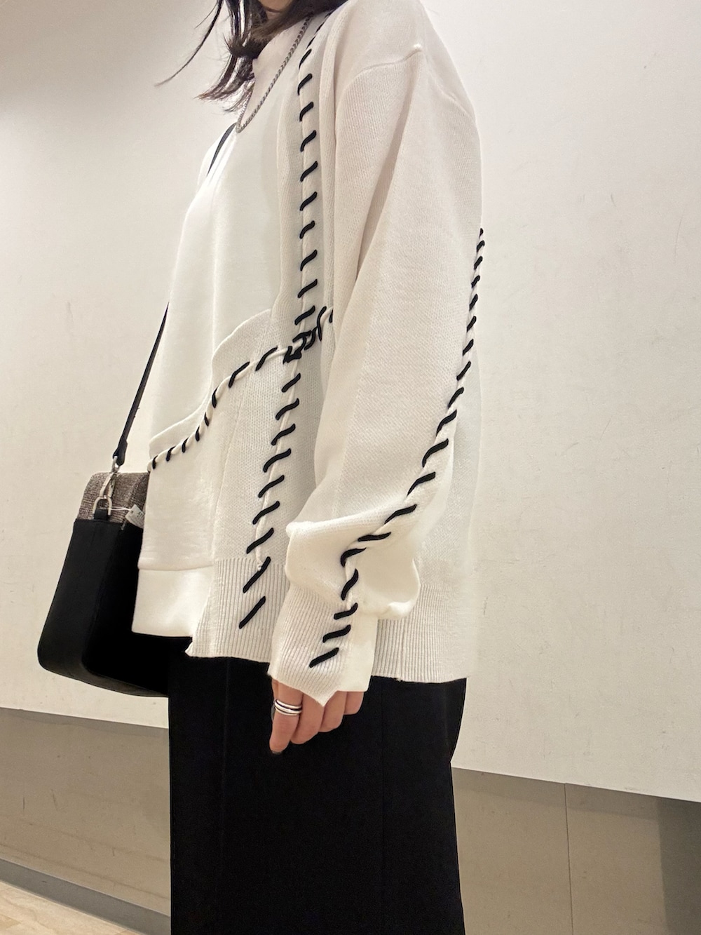 ホワイト系のTシャツ/カットソー、ベージュ系のショルダーバッグ、ブラック系のその他パンツを着用したレディースの秋コーディネートの2枚目の写真