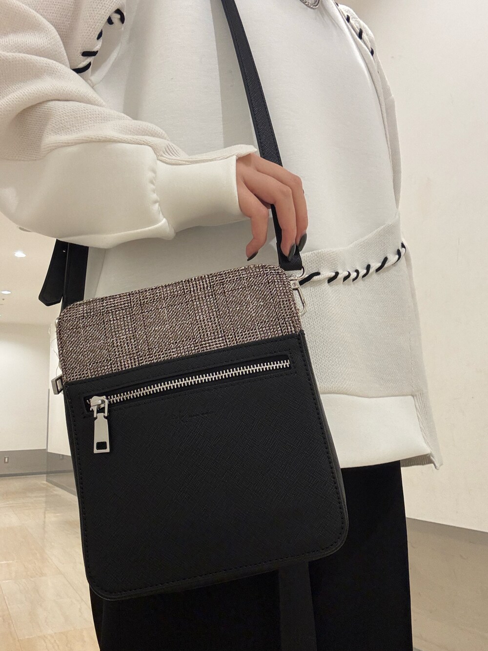 ホワイト系のTシャツ/カットソー、ベージュ系のショルダーバッグ、ブラック系のその他パンツを着用したレディースの秋コーディネートの3枚目の写真