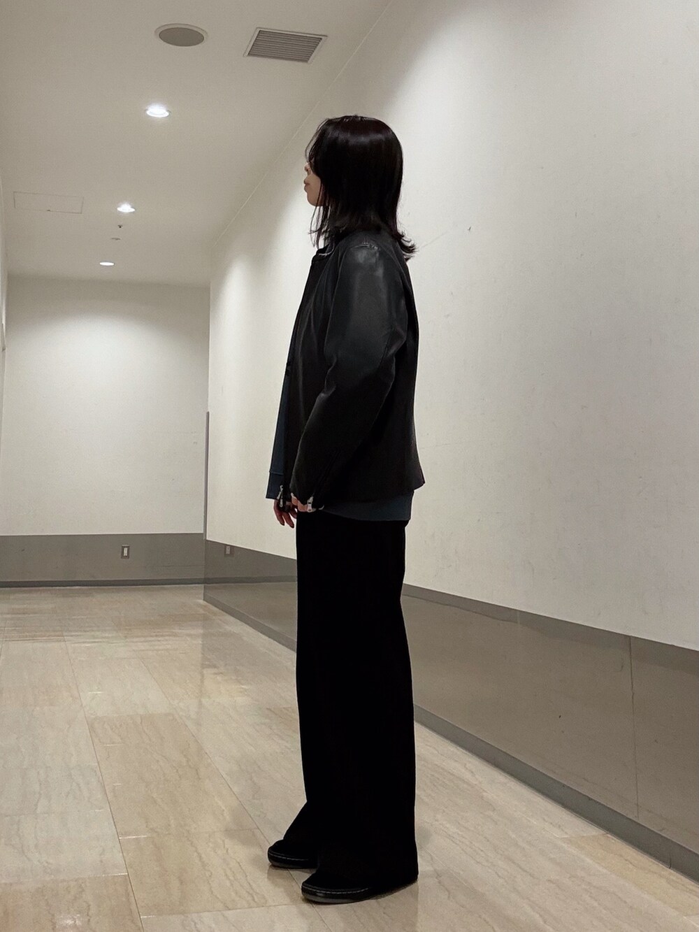 ブラック系のブルゾン、ブラック系のショルダーバッグ、ブラック系のその他パンツを着用したレディースの秋コーディネートの2枚目の写真