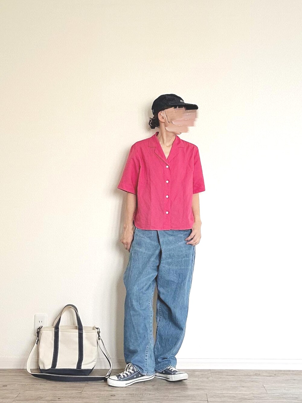 ブルー系のデニムパンツ、ピンク系のシャツ/ブラウス、ブルー系のスニーカーを着用したレディースの夏コーディネートの2枚目の写真