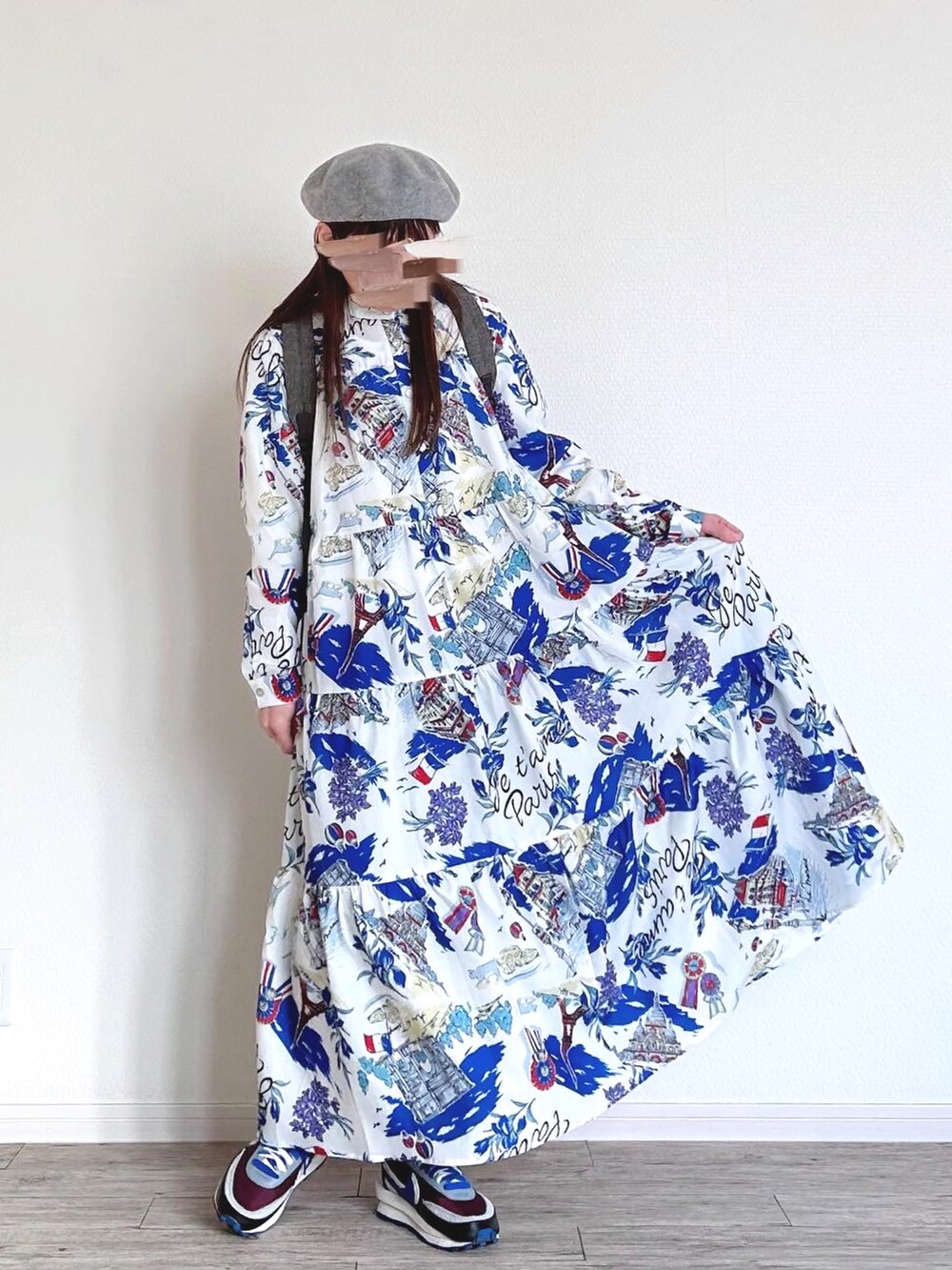 ホワイト系のニット/セーター、ホワイト系のワンピース、その他のスニーカーを着用したレディースの冬コーディネートの2枚目の写真