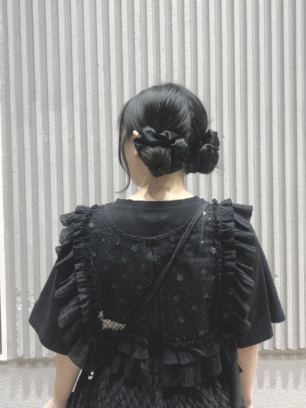 ブラック系のショルダーバッグ、ブラック系のTシャツ/カットソー、ブラック系のスカートを着用したレディースの夏コーディネートの3枚目の写真