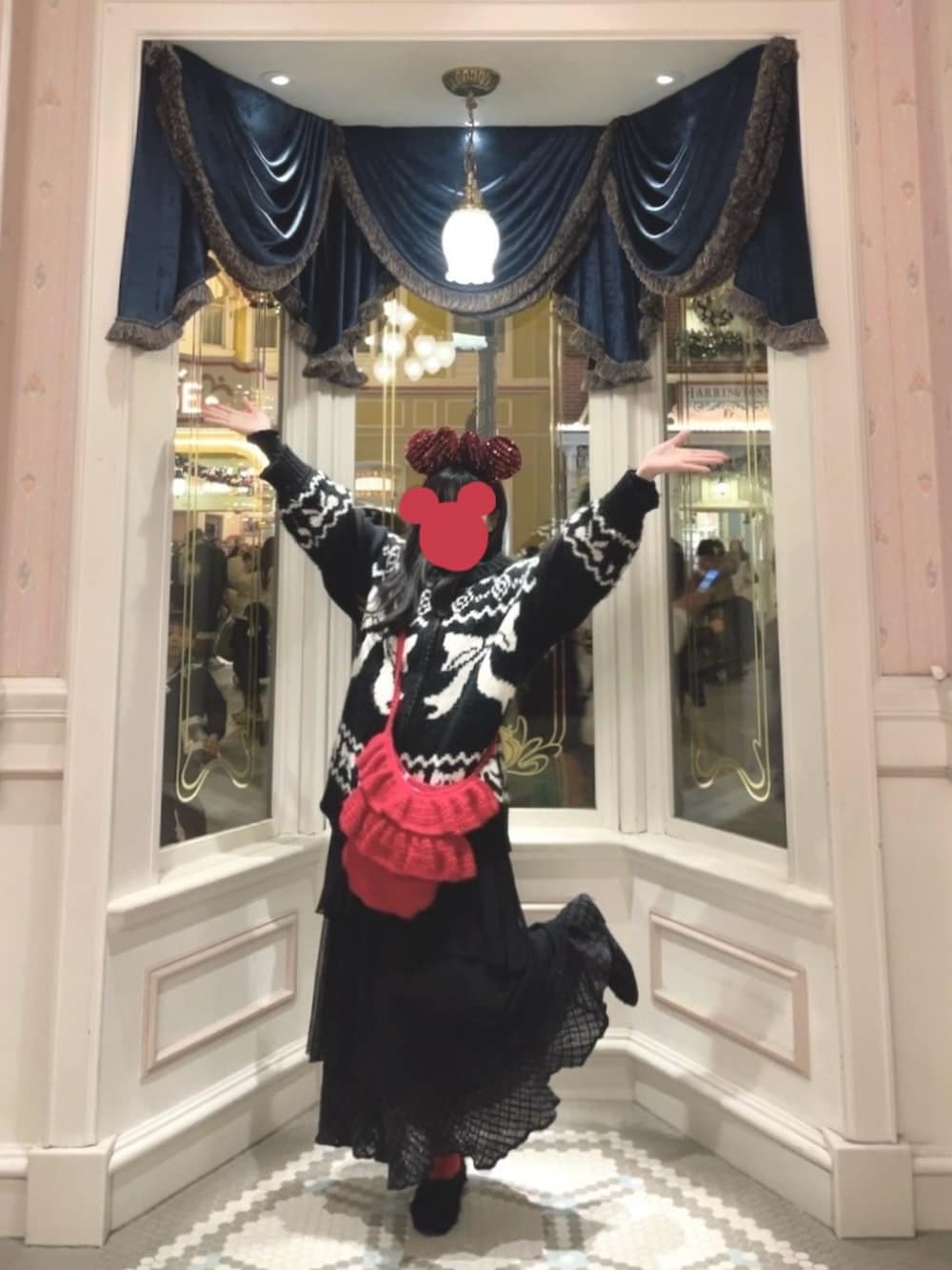 ブラック系のスカート、ブラック系のワンピース、ブラック系のパンプスを着用したレディースの冬コーディネートの2枚目の写真