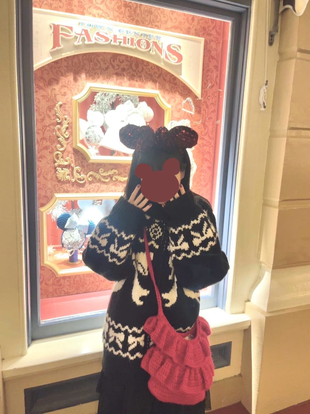 ブラック系のスカート、ブラック系のワンピース、ブラック系のパンプスを着用したレディースの冬コーディネートの3枚目の写真