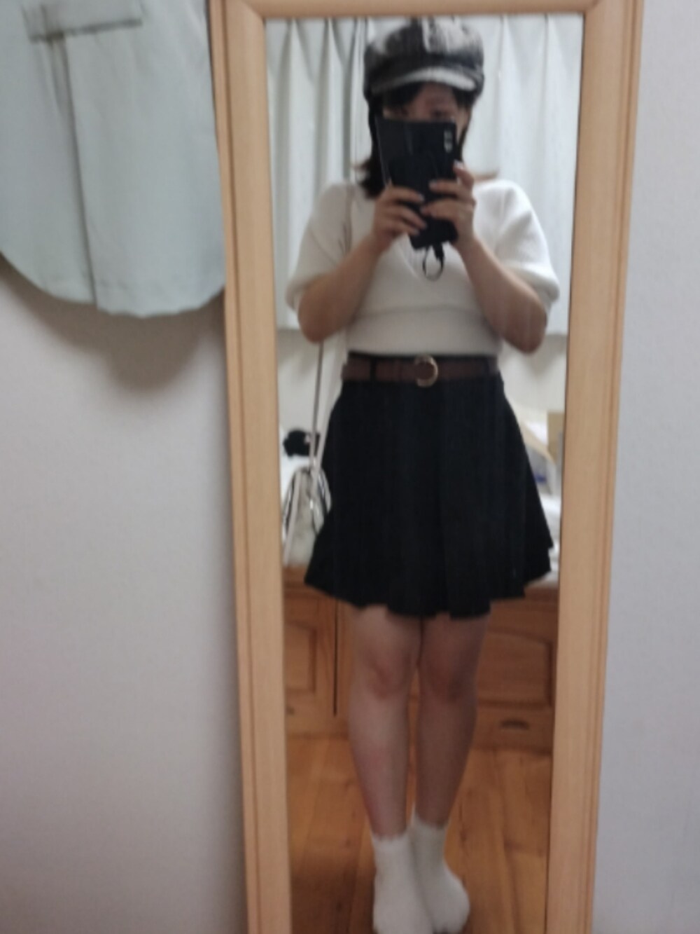 グレー系のトップスを着用したレディースの夏コーディネートの2枚目の写真