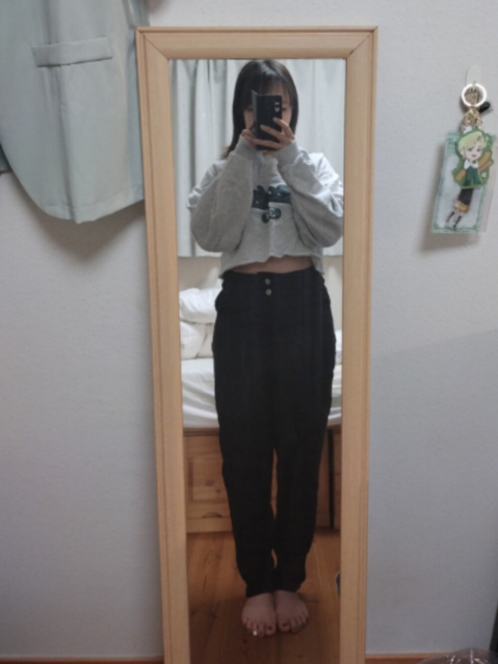 ブラック系のパンツ、グレー系のトップス、グレー系のトップスを着用したレディースの夏コーディネートの2枚目の写真