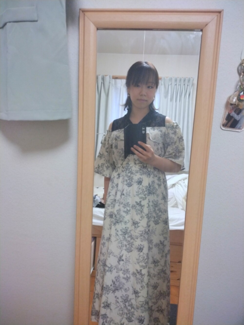 グレー系のワンピース/ドレス、グレー系のワンピース/ドレスを着用したレディースの春コーディネートの2枚目の写真