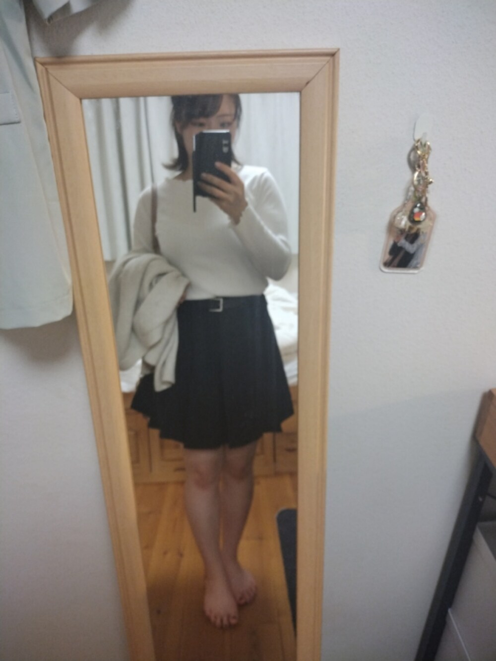 ホワイト系のカーディガン/ボレロ、グレー系のトップスを着用したレディースの春コーディネートの2枚目の写真