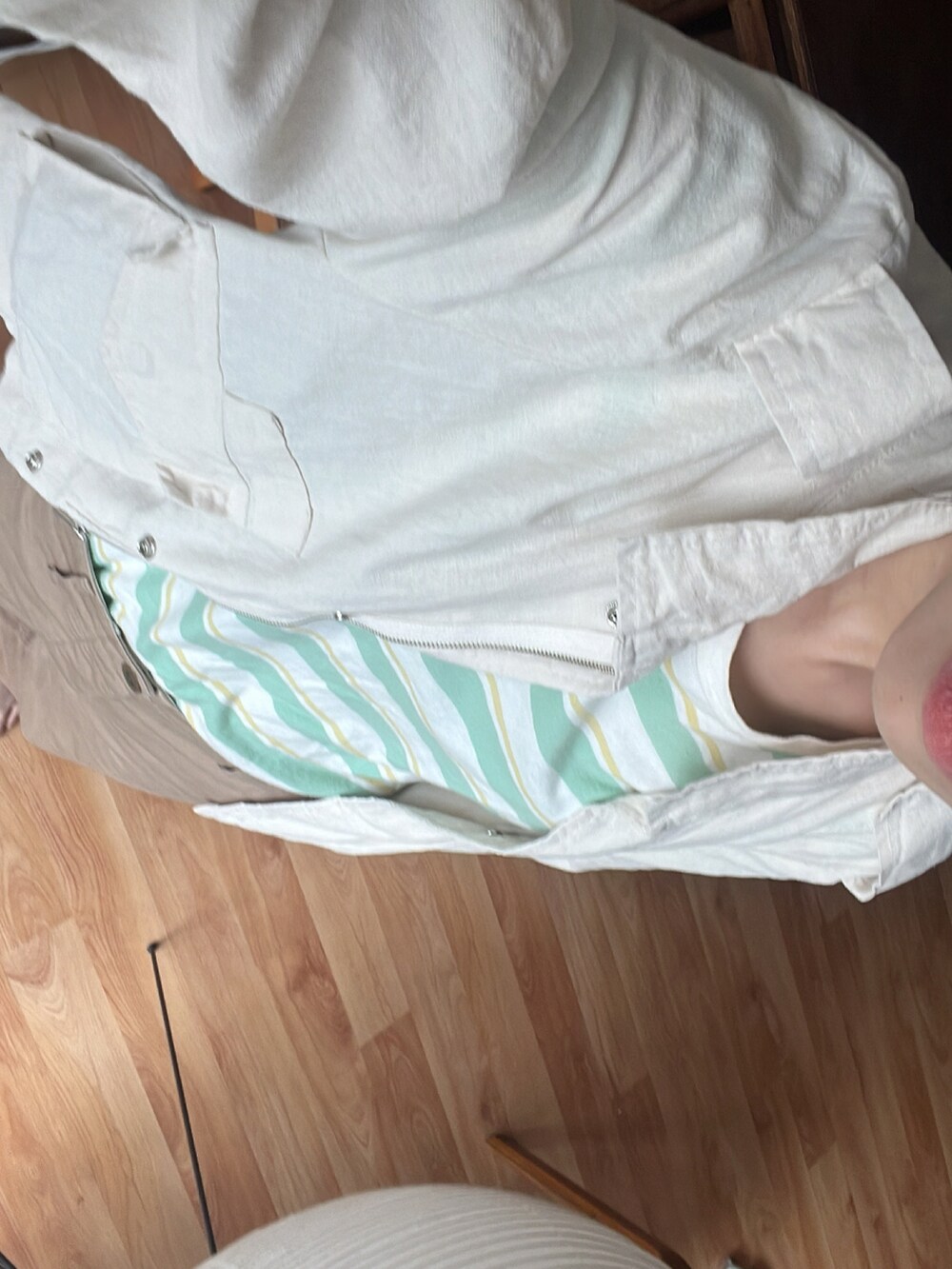 ベージュ系のチノパンツ、その他のTシャツ/カットソーを着用したレディースの夏コーディネートの2枚目の写真