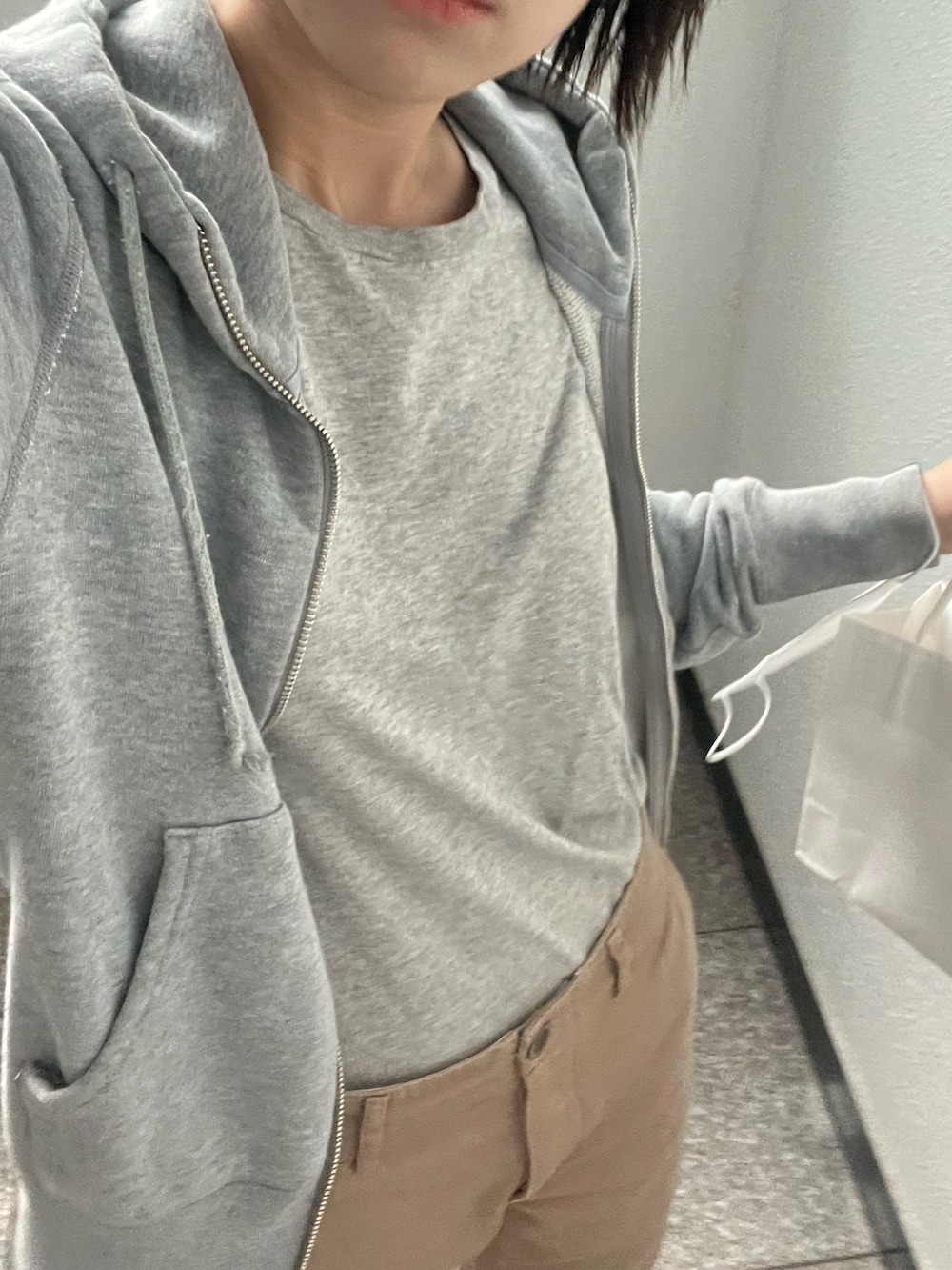 グレー系のTシャツ/カットソー、グレー系のその他アウター、ベージュ系のチノパンツを着用したレディースの夏コーディネートの2枚目の写真