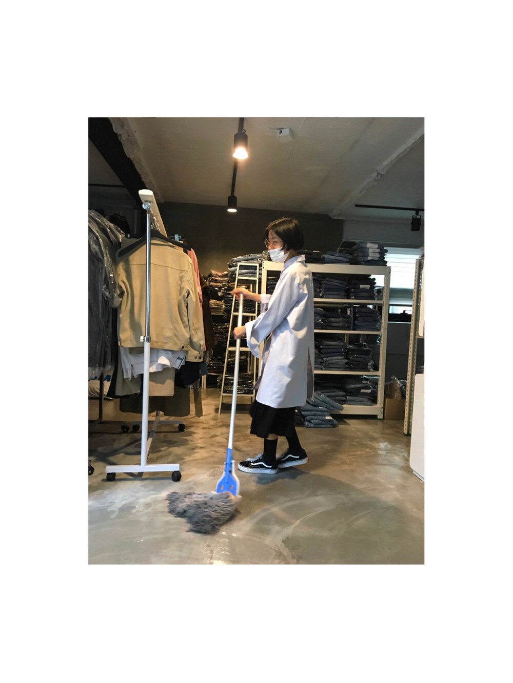 ブラック系のスニーカーを着用したレディースの秋コーディネートの2枚目の写真