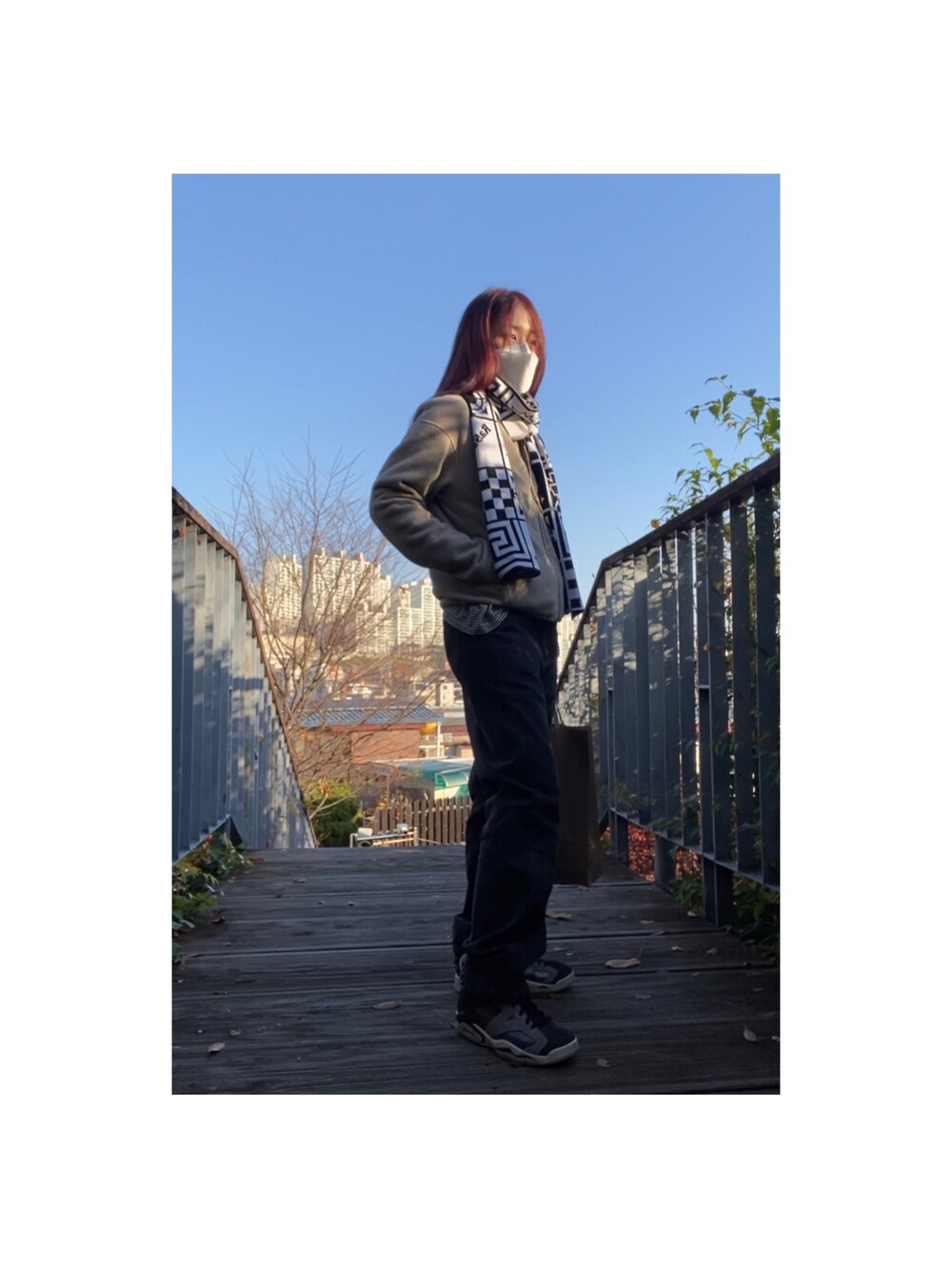 ベージュ系のその他アウター、その他のTシャツ/カットソー、その他のスニーカーを着用したレディースの秋コーディネートの3枚目の写真