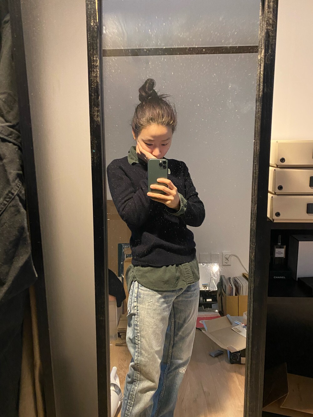 グレー系のスウェットパンツ、ブルー系のニット/セーター、グリーン系のシャツ/ブラウスを着用したレディースの冬コーディネートの3枚目の写真