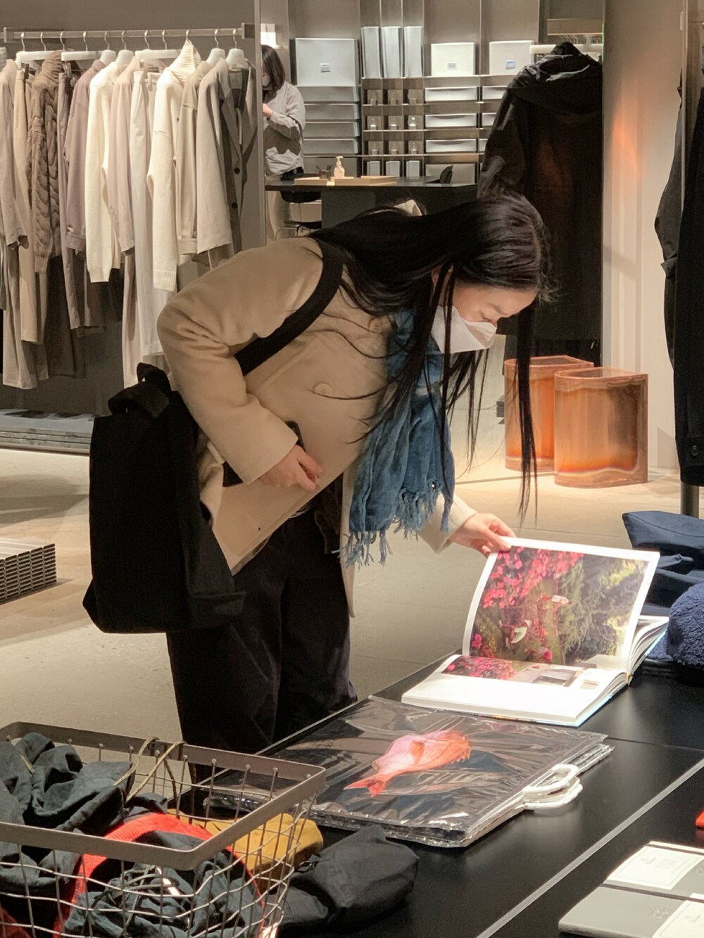 その他のTシャツ/カットソー、ブルー系のスラックスを着用したレディースの冬コーディネートの2枚目の写真