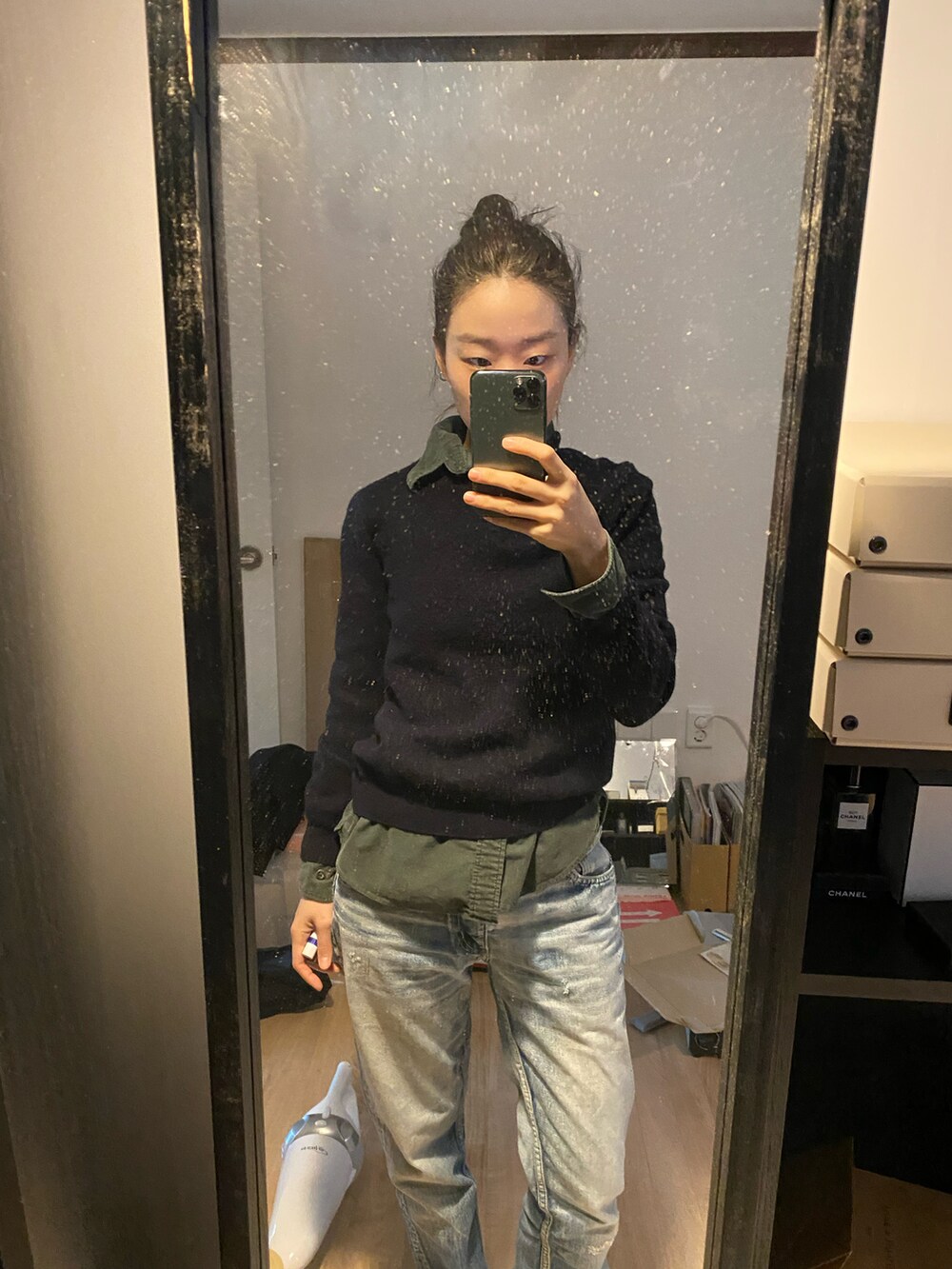 グレー系のスウェットパンツ、ブルー系のニット/セーター、グリーン系のシャツ/ブラウスを着用したレディースの冬コーディネートの2枚目の写真