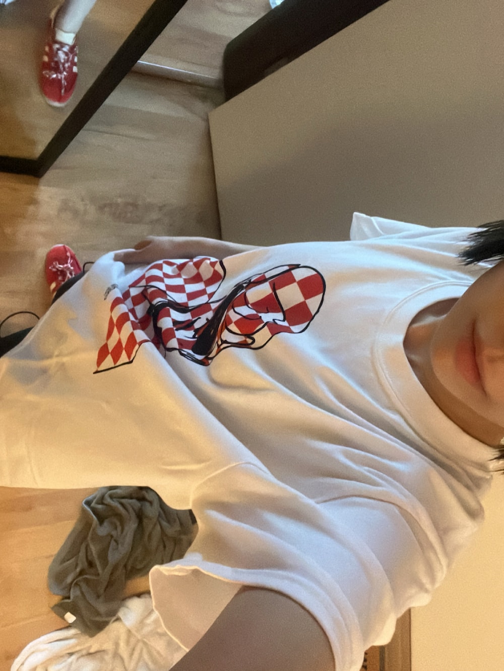 その他のTシャツ/カットソー、ブルー系のその他パンツ、レッド系のスニーカーを着用したレディースの夏コーディネートの2枚目の写真