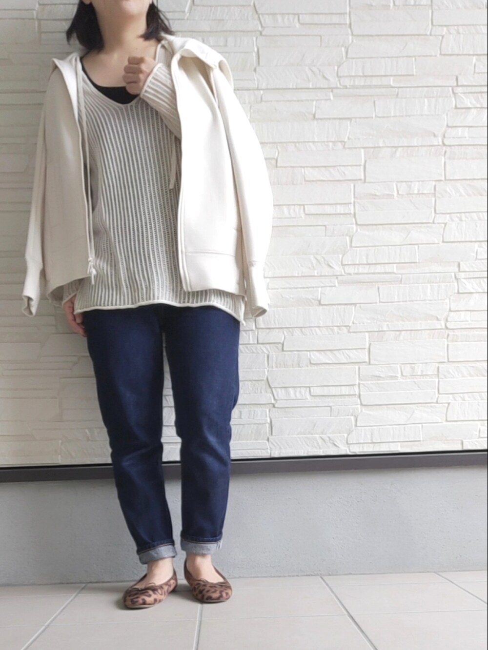 ホワイト系のニット/セーター、ブルー系のデニムパンツ、ブラウン系のバレエシューズを着用したレディースの秋コーディネートの2枚目の写真