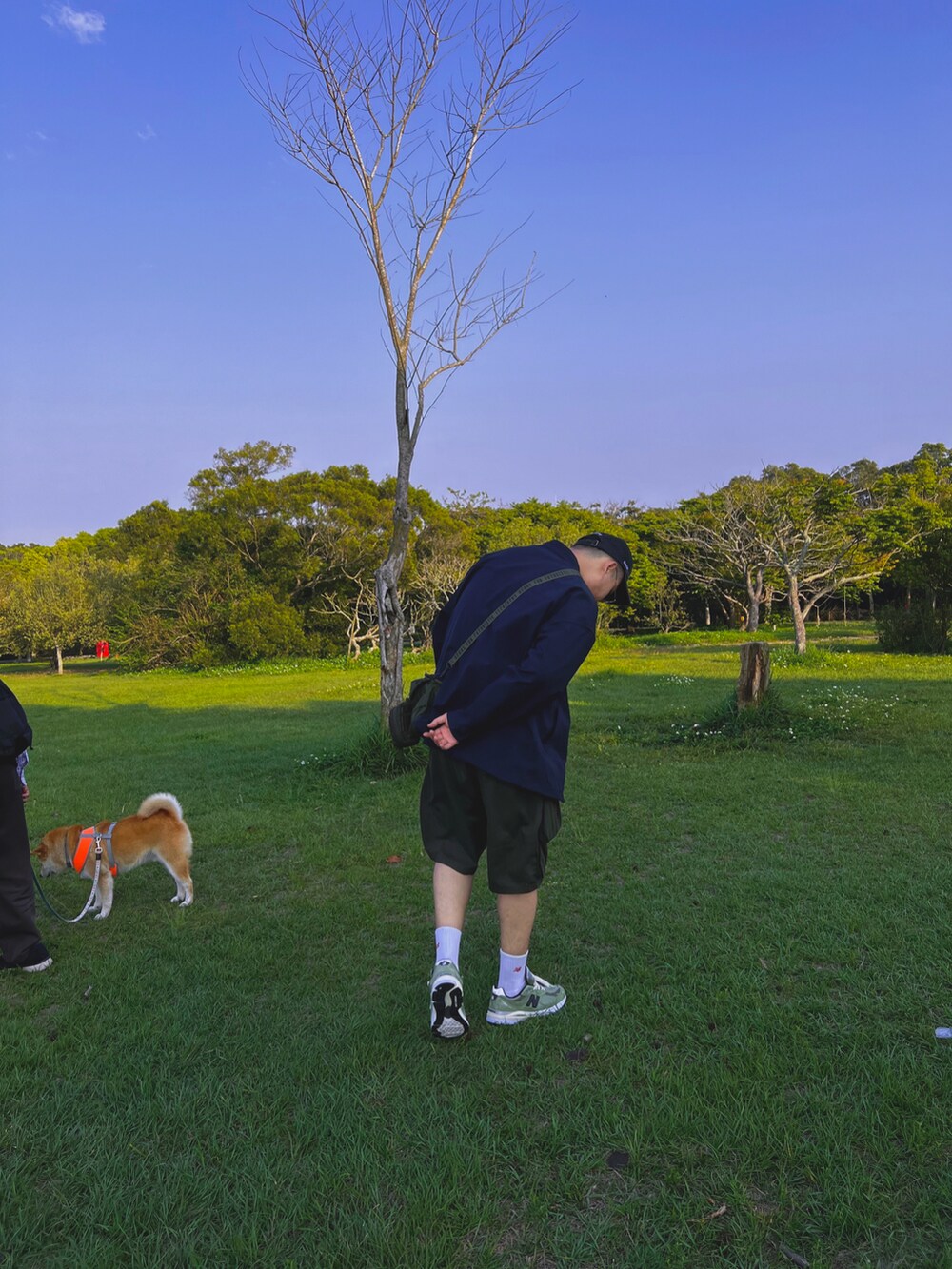 ブルー系のその他アウター、グリーン系のカーゴパンツ、グリーン系のシューズを着用したメンズの春コーディネートの2枚目の写真