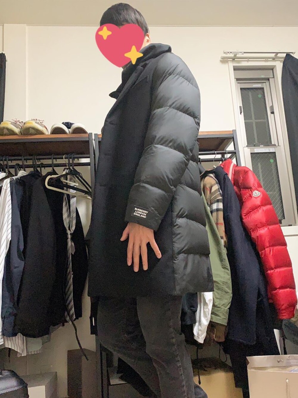 ブラック系のスウェット、ブラック系のデニムパンツ、ブラック系のジャケット/アウターを着用したレディースの冬コーディネートの2枚目の写真