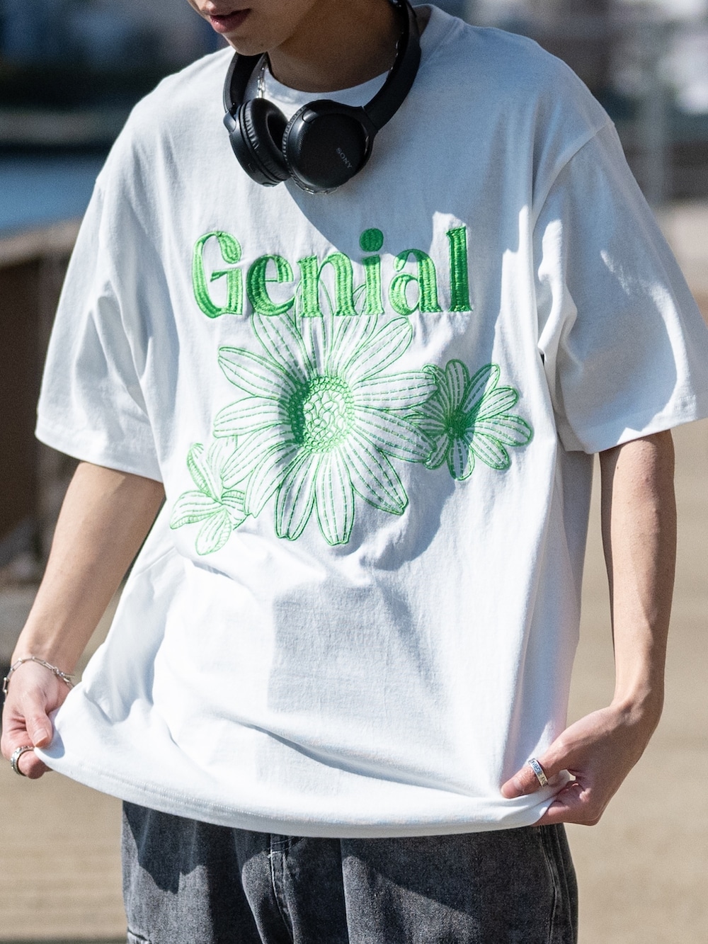 「カーゴパンツ、韓国ファッション、春夏コーデ、ヘッドホン、お出かけコーデ、Tシャツ、デニム、スニーカー、johnscloset、adidas」｜「JOHN'S CLOSETの【i】12ozデニム イージーワイドカーゴパンツ（デニムパンツ、ブラック系）」を使った、ますさん（メンズ・177cm）の春コーディネートの2枚目の写真